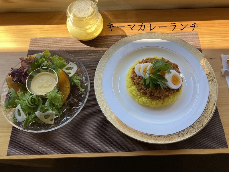クースペースで提供しているキーマカレーと季節のサラダ
