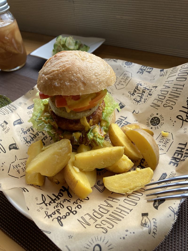 クースペースで提供しているクースぺバーガー