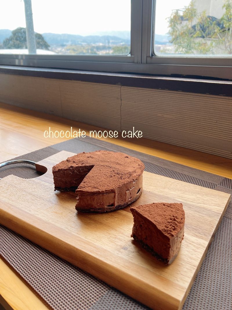 クースペースで提供しているカフェメニューでチョコレートムースケーキです。