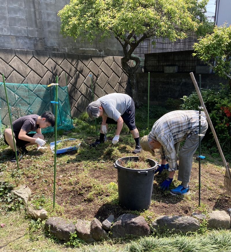クースペースの畑の草刈りを家族で行いました。