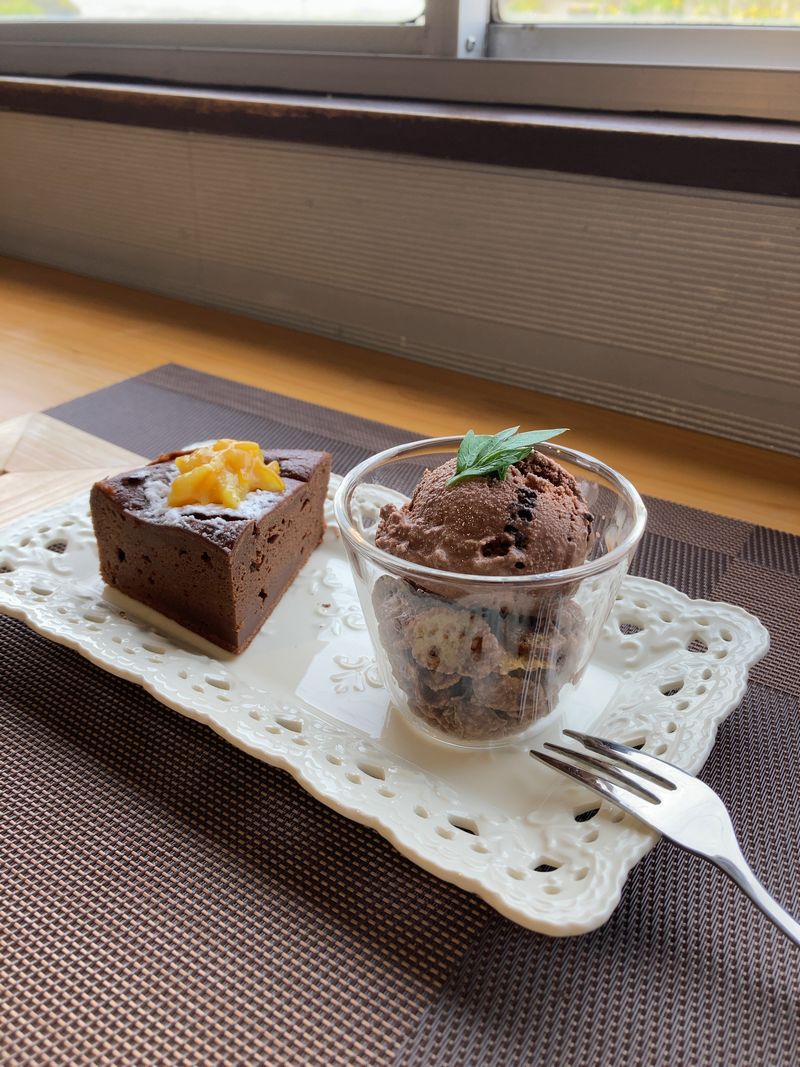 クースペースで提供しているカフェメニューでお豆腐が入ったガトーショコラです。