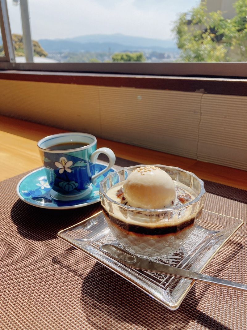 クースペースで提供しているカフェメニューで胡麻プリンです。