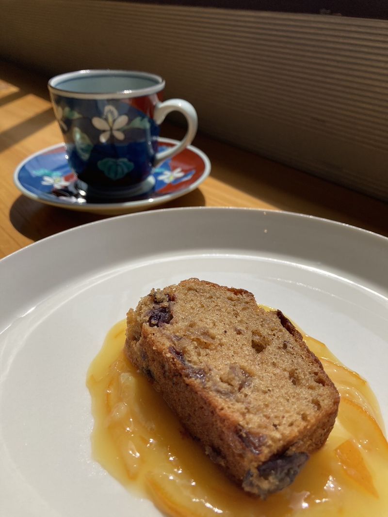 クースペースで提供しているカフェメニューでラムレーズンケーキレモンジャム添えです。