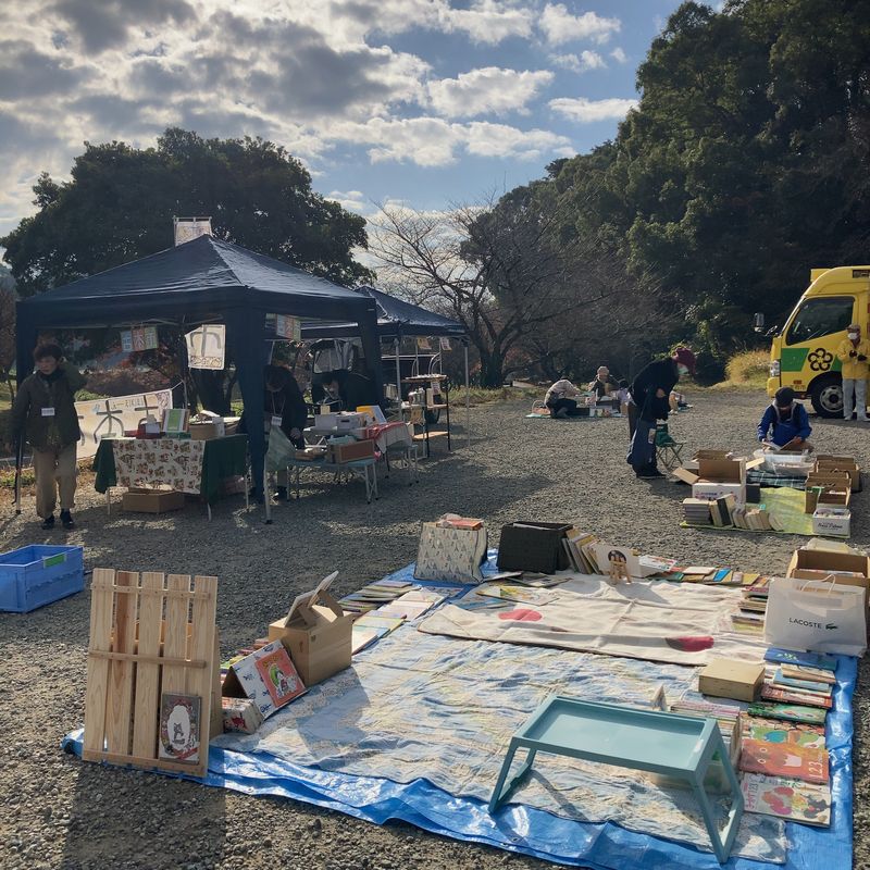 坂本八幡宮横の広場でほほほーん古本市が開催されました