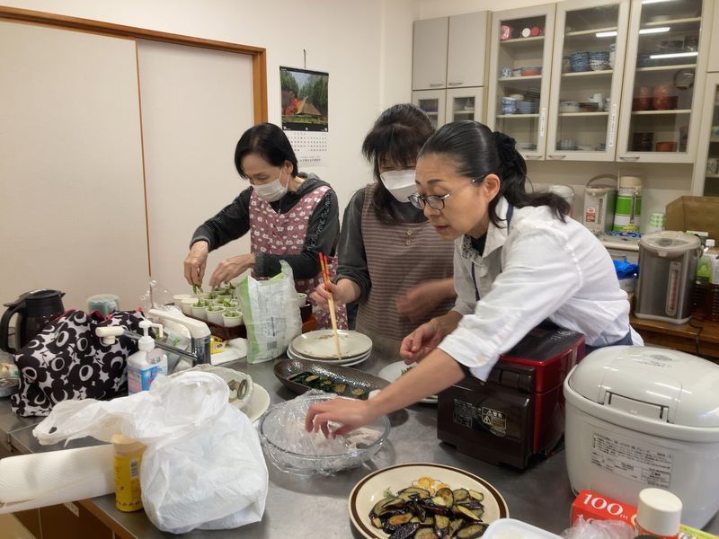 ケータリングで地域の方にお手伝いして頂きました。