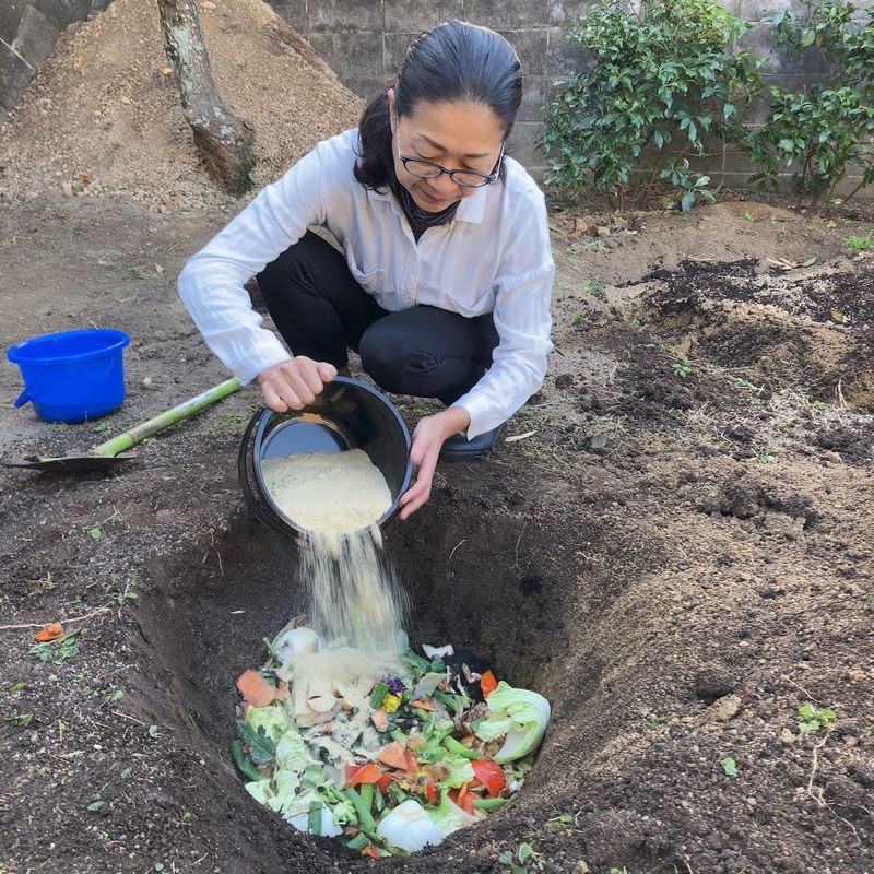 野菜くずの上に米ぬかを入れます。